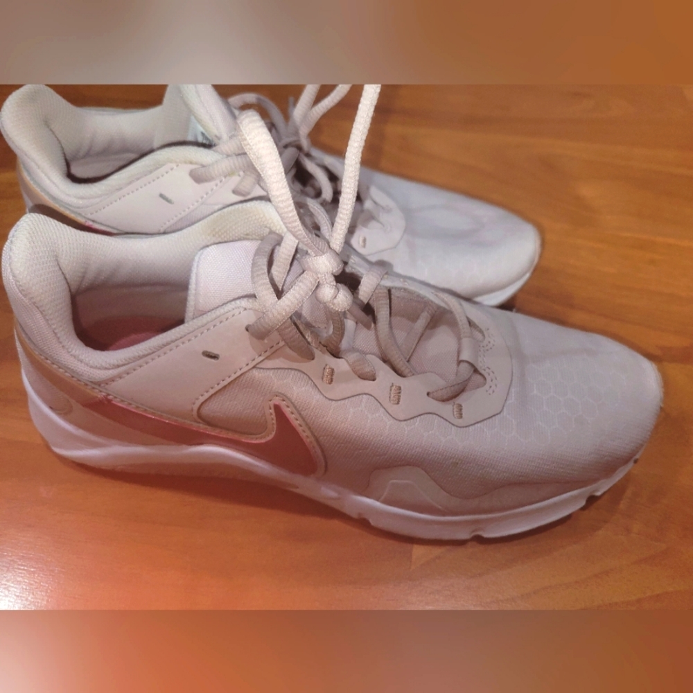 Nike women's shoes Size 8 Mauve